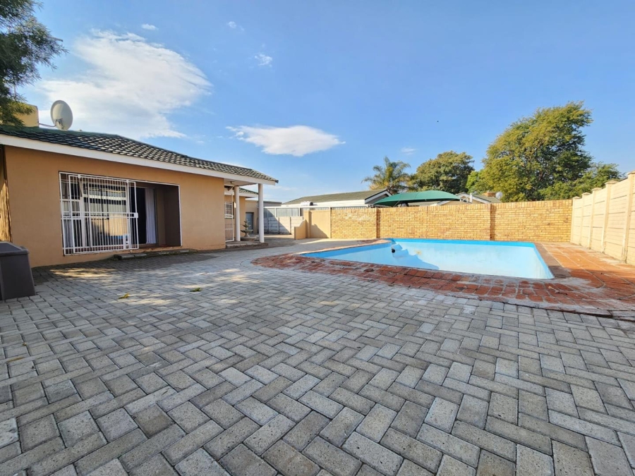 3 Bedroom Property for Sale in Rhodesdene Northern Cape
